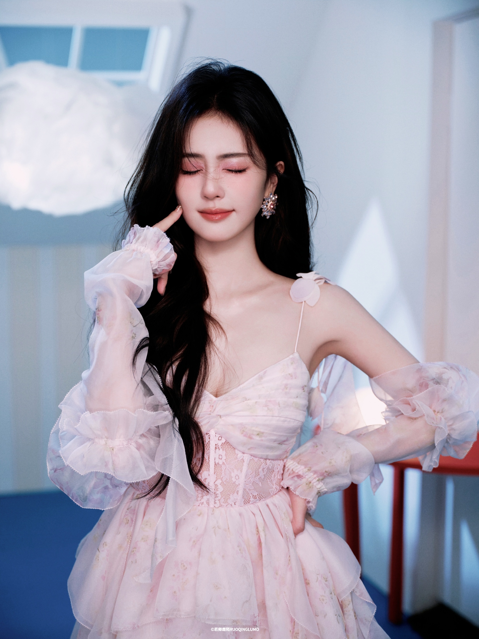 ·白鹿莫离 ·白鹿叶璃﻿ 我眼里没有星河，你却偏偏要藏在星河里。我可以跨越整条银