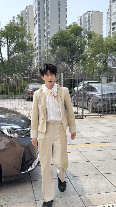 黄子弘凡被黄圣依的名字吓退了半步  哈哈哈哈，不得不说，这黄子弘凡也太有喜感了吧