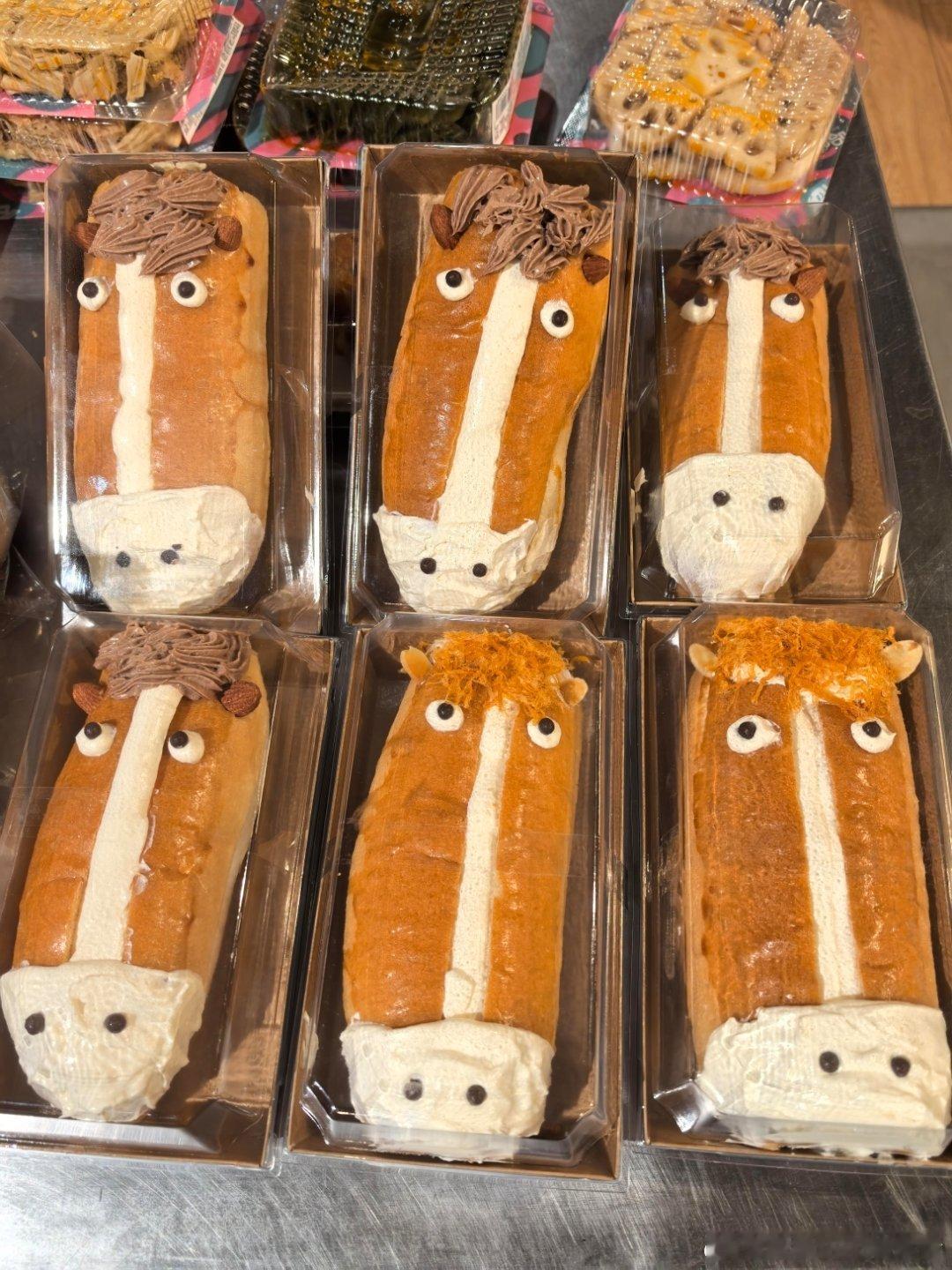 铁西万象汇超市里也有牛马面包了造型也太好笑了吧买了一个，味道还不错 