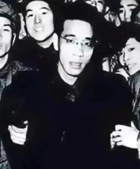 1950年，黑心商人王康年将过期变质的止咳糖浆，卖给了解放军，部队发现后，责问他