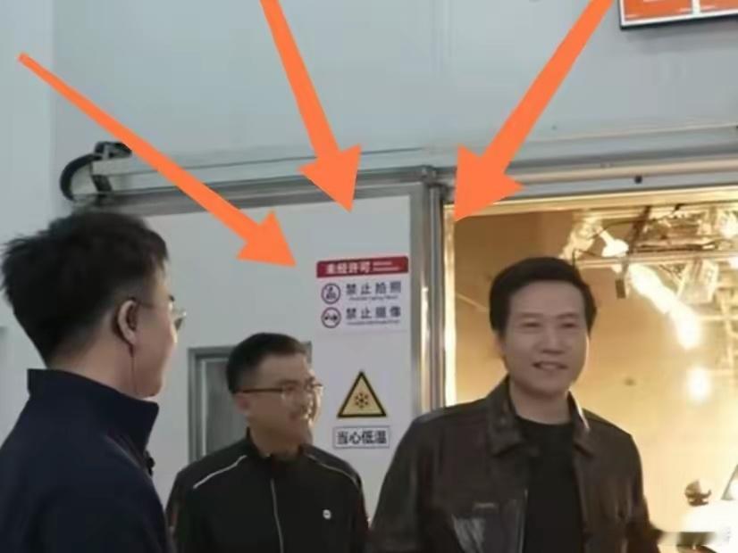 原则上禁止拍照，但是“原则”就站在这里，不光能拍照，还能直播