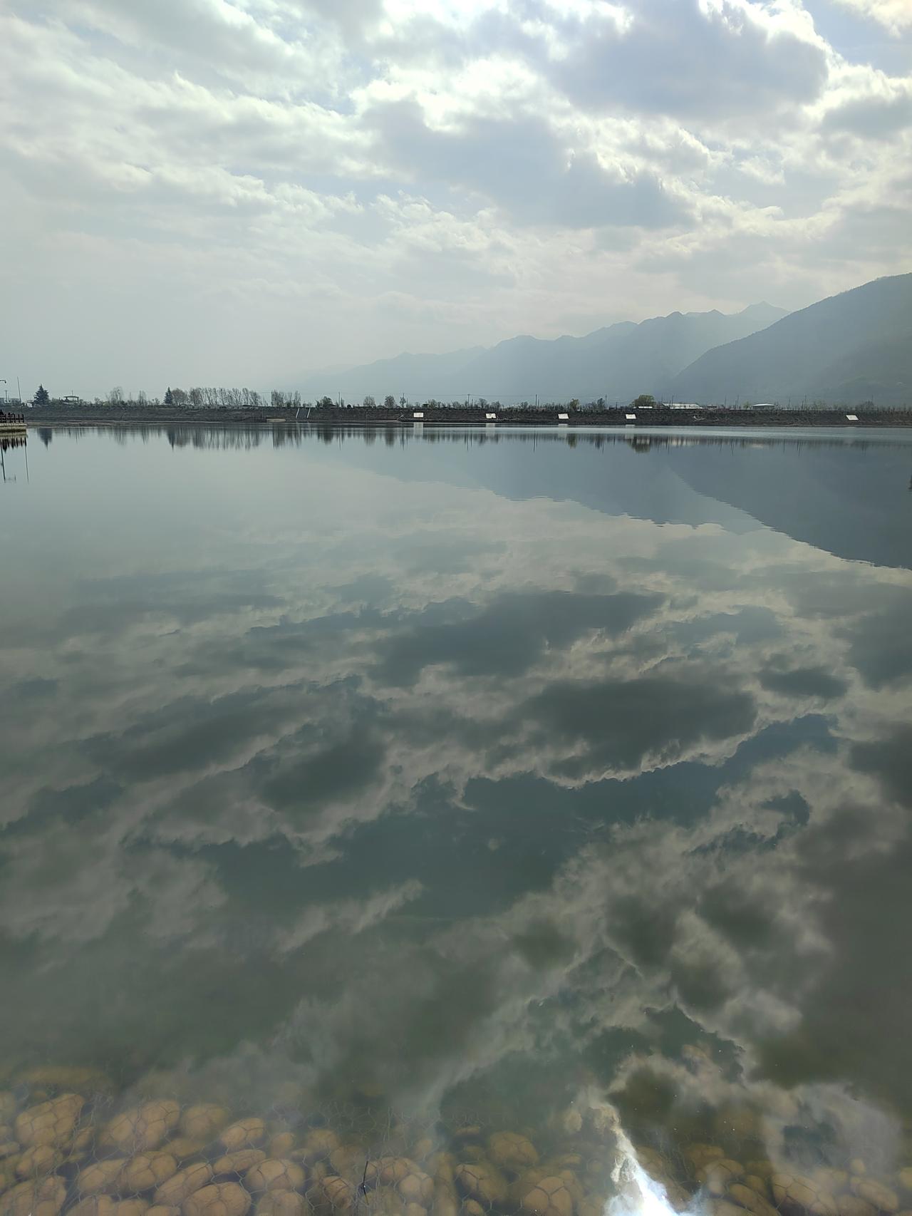 秦岭脚下，周至县马召镇辛口峪黑河水库的拦河坝云水相连，湖光山色，美如仙境。