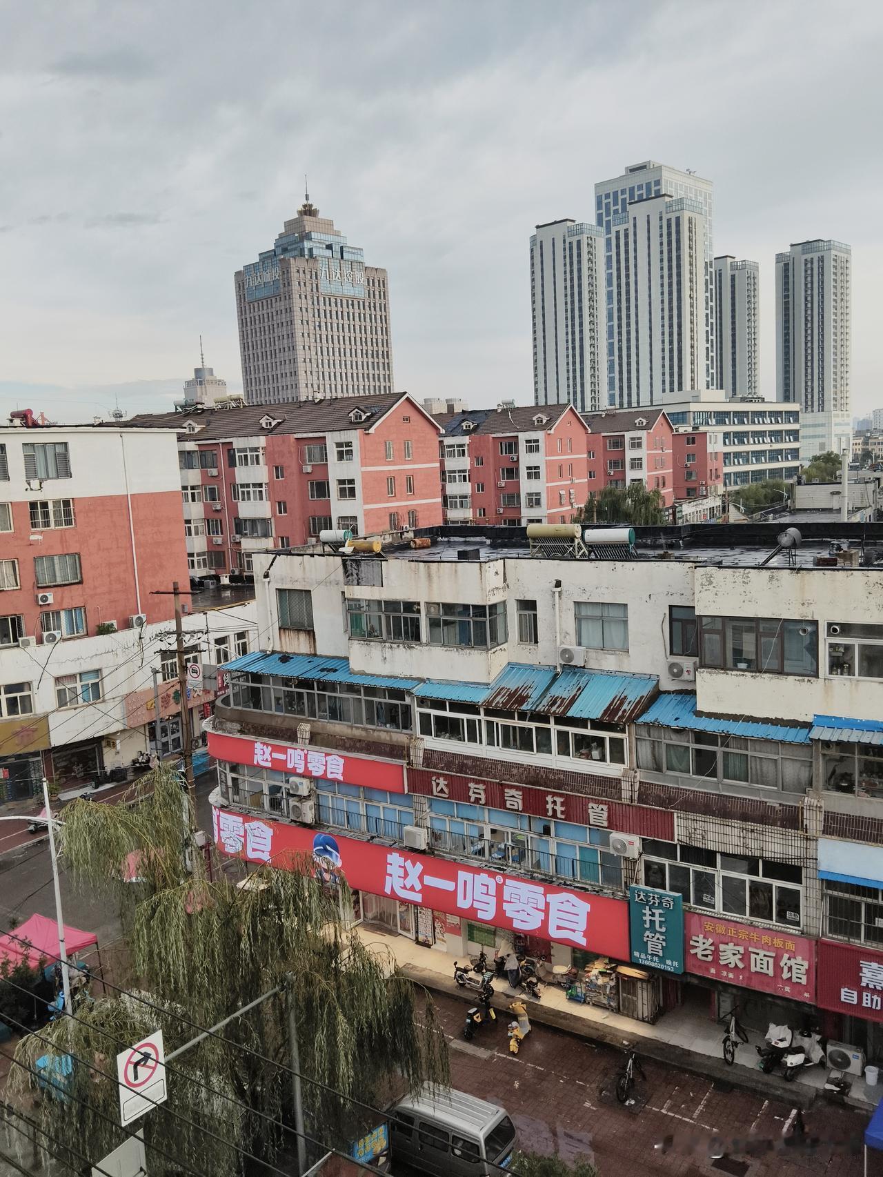 听过这么一个事儿，让人觉得现实生活，远比影视剧复杂。

说某村一位老人去世，三个