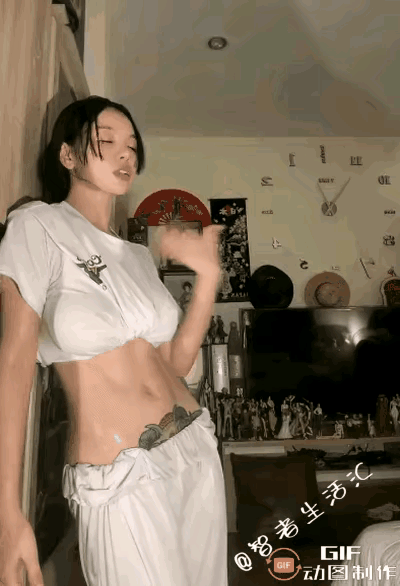 我敢打赌

   这位漂亮的小姐姐，

   一定是舞蹈学院毕业的高材生，

 