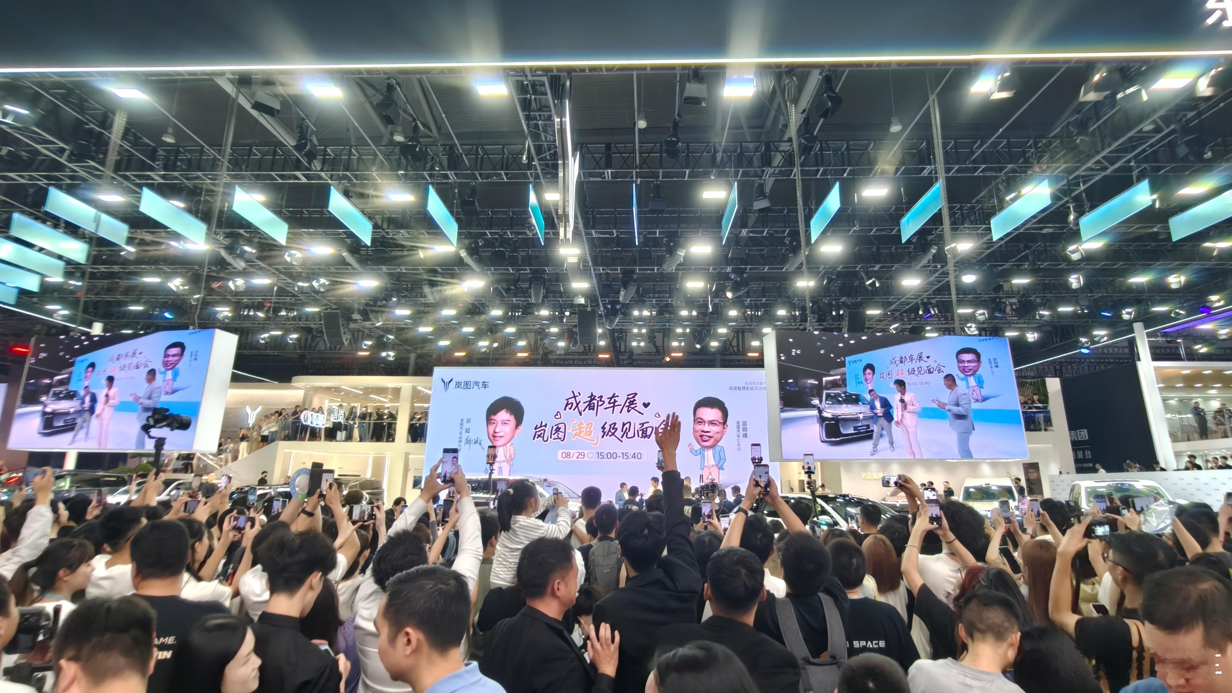 刚才本来想去奥迪转转，结果全场都在喊“邓超在哪”？好吧，我也随波逐流……一抬头，