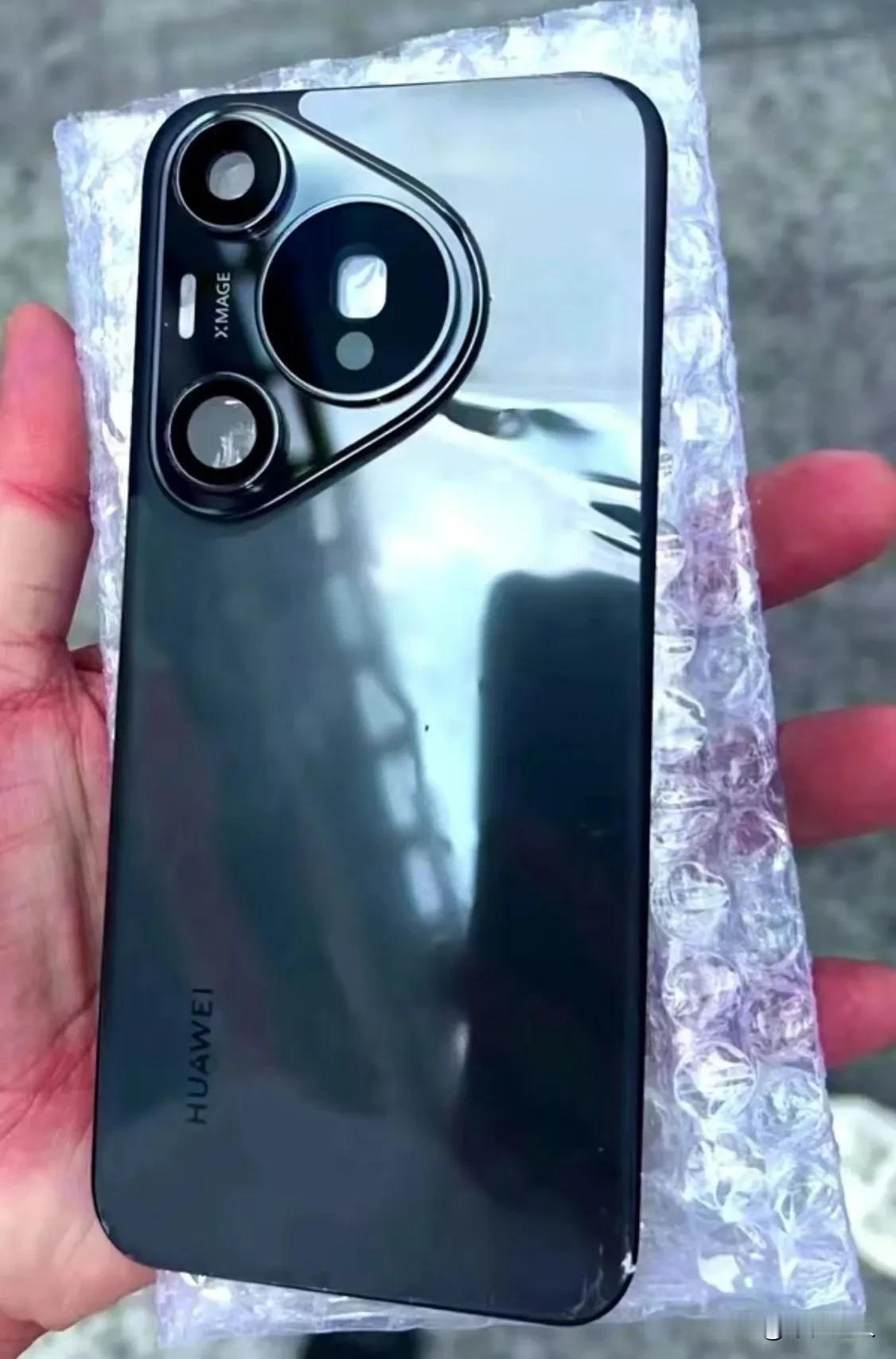 这后盖像是Pura70 Pro+的魅影黑 ​​​？？？这样看，真机比渲染图好看多