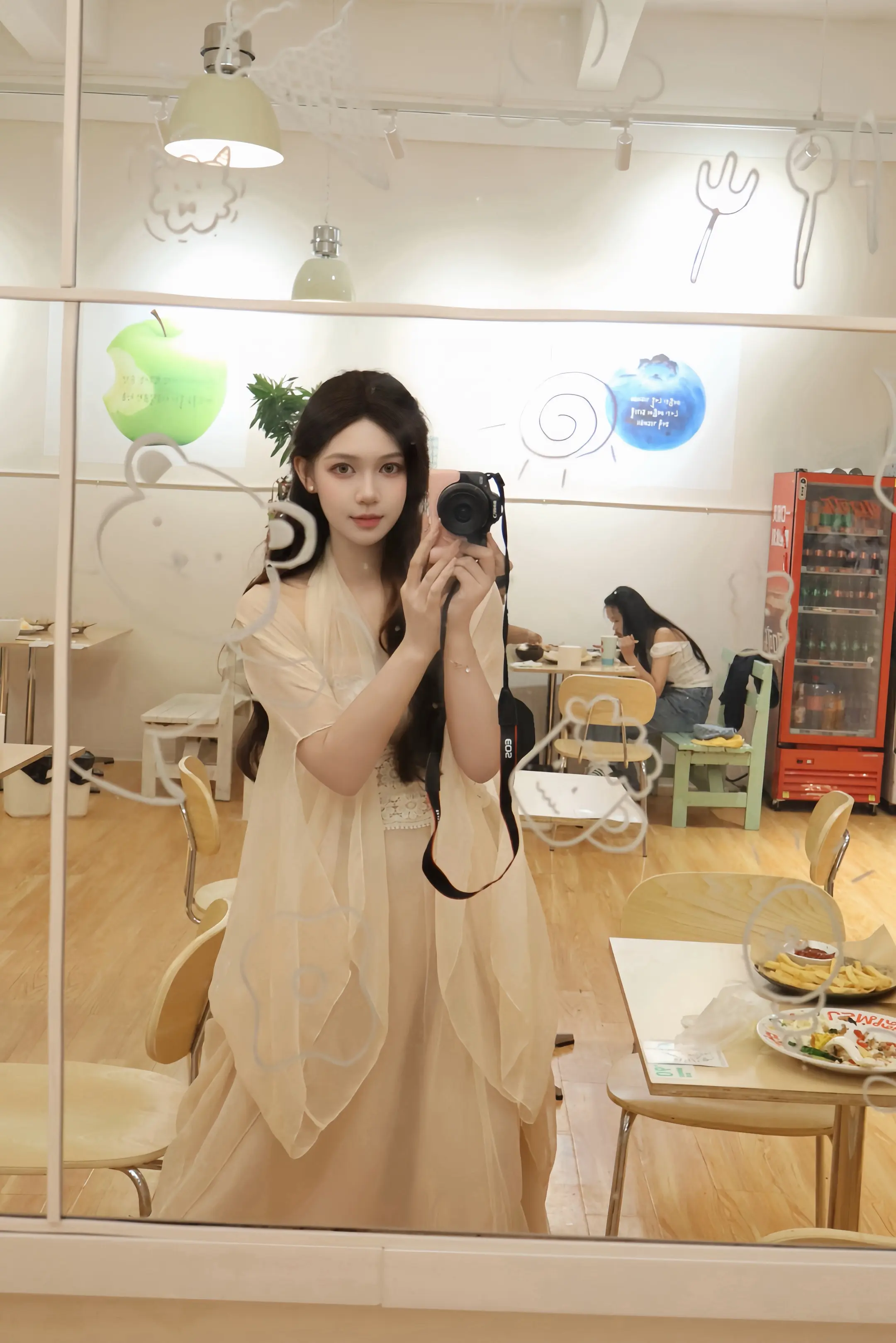 “今天你装扮的格外美丽 这美也曾拥在怀里”