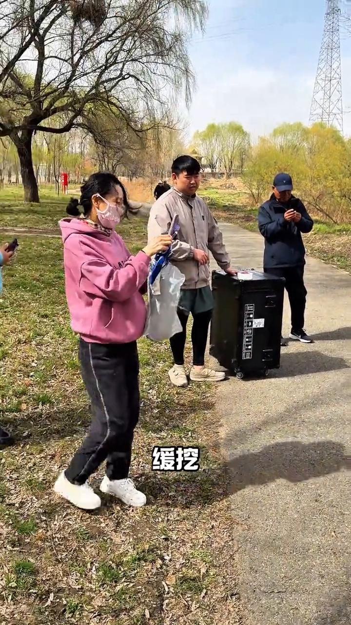 起猛了，看见机器人在公园管理治安。
不让挖大脑瓜，不让挖铁菠菜，不让挖。公园都打