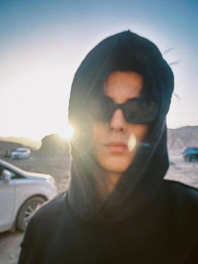 王鹤棣这张完全男友照来的王鹤棣想对2025说的话 被的少年气击中了！他在阿乐云展