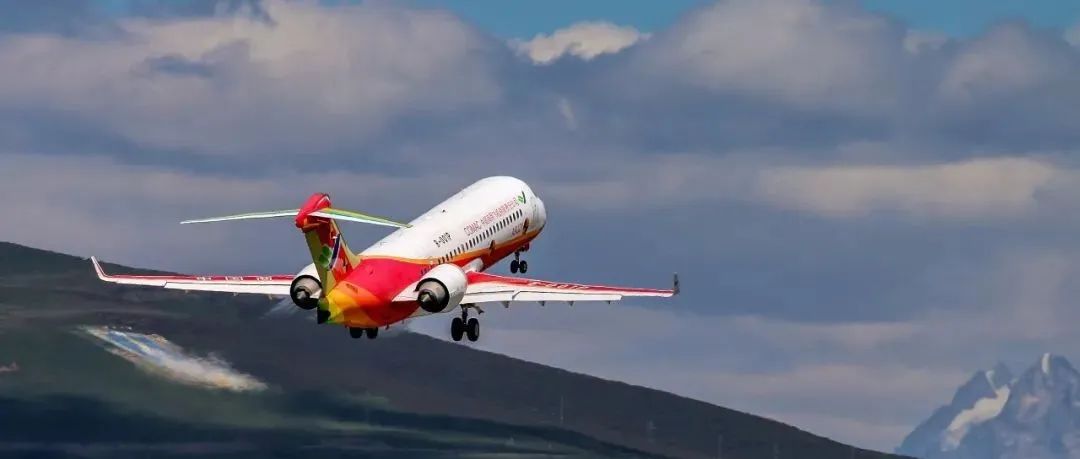 蔡徐坤|深航客机“骤降6000米”，没想象中那般惊险｜新京报快评