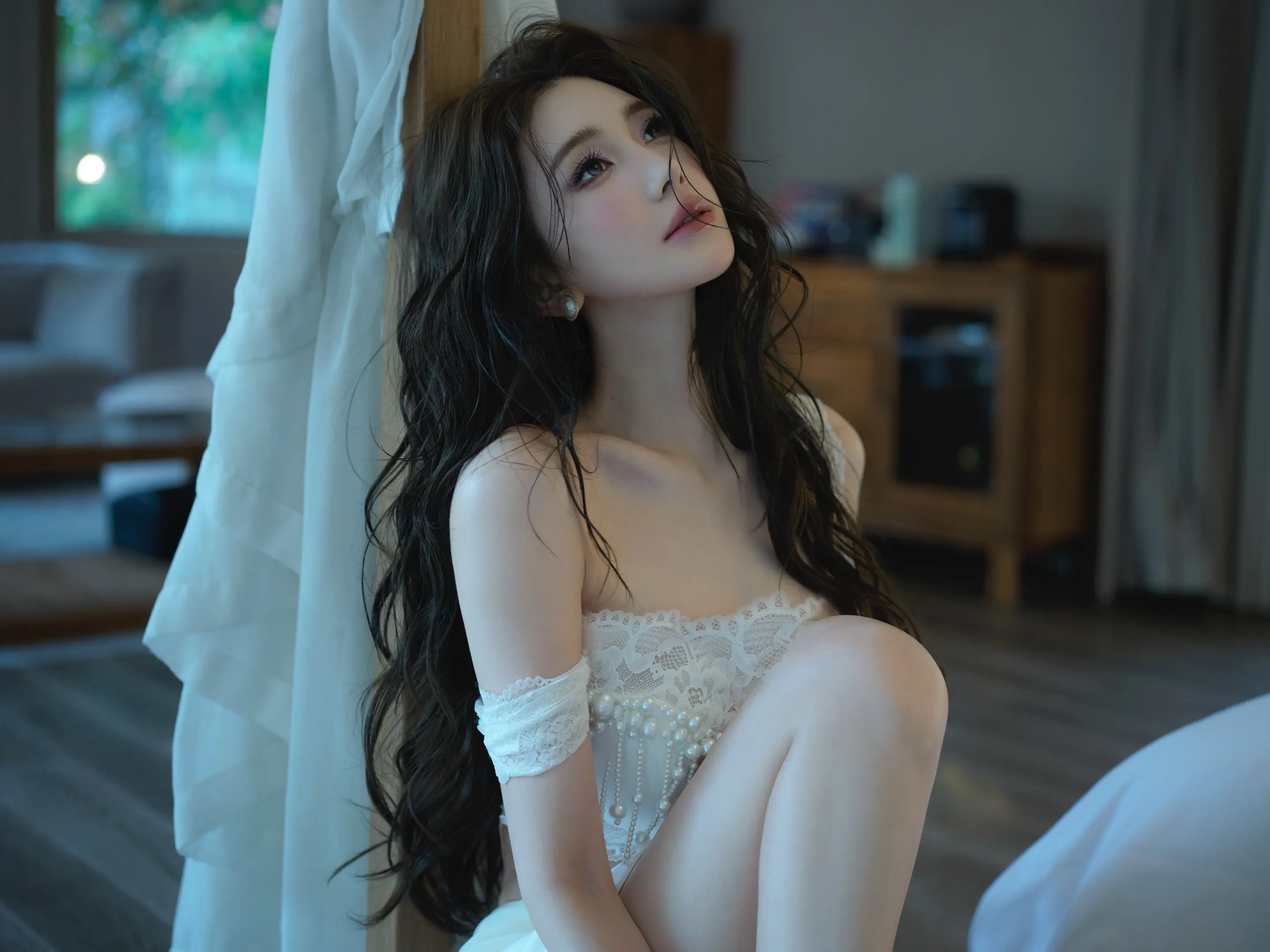 晚风与思念都留在房间。