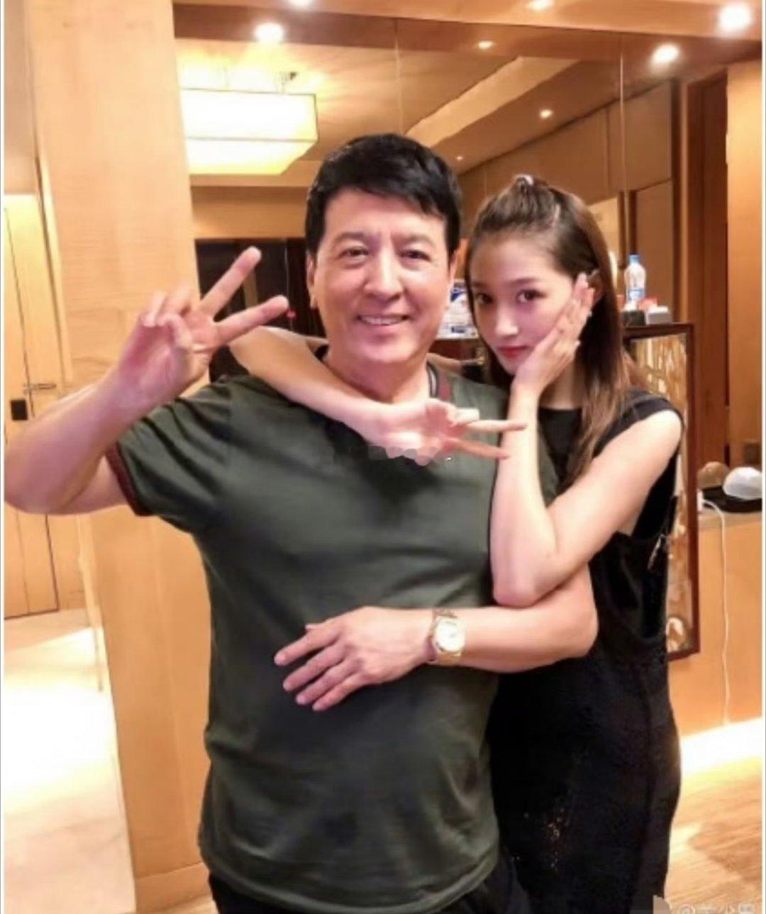 关晓彤一路小跑迎接爸爸探班哇塞很有爱的一家人呀 