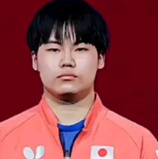 松岛辉空
或因
缺乏体育精神触
碰职业底线
1.颁奖台黑脸疑似拒握手
合影时刻意