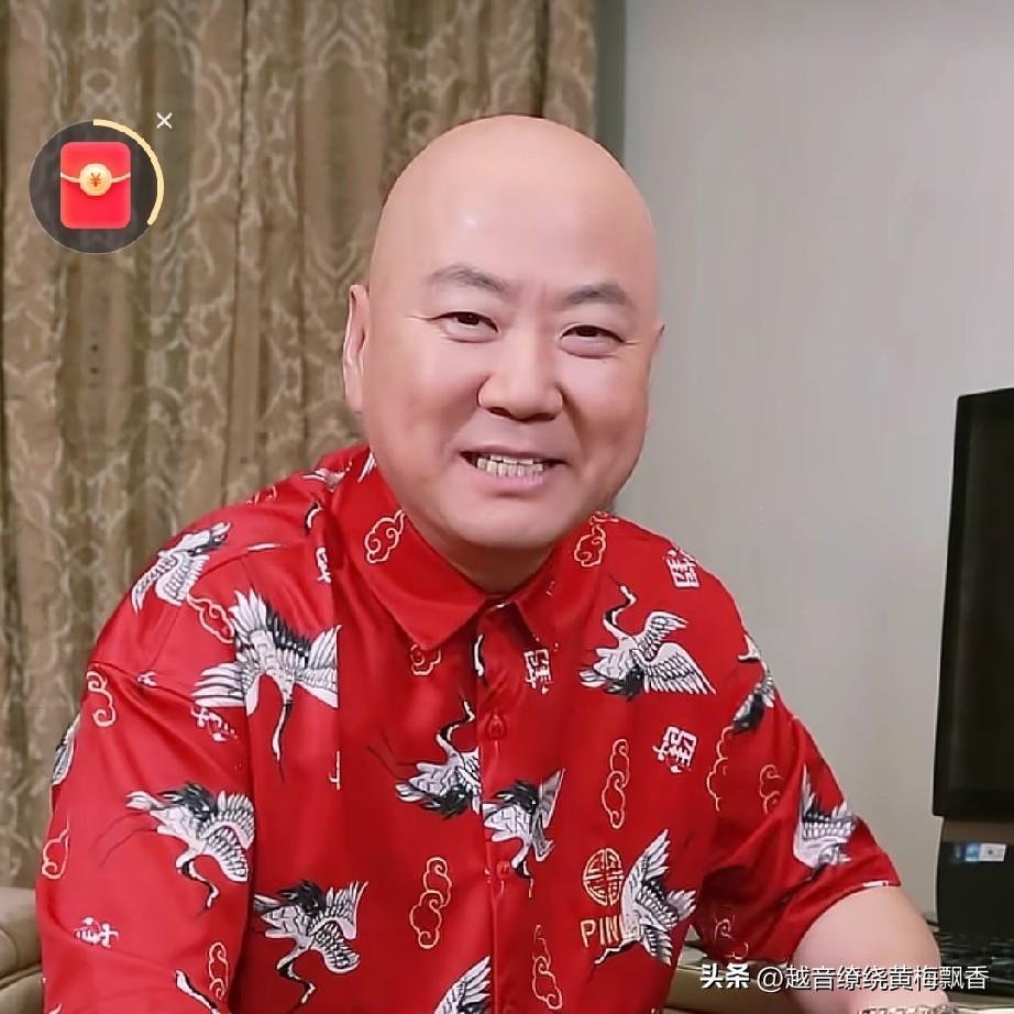 这是一段郭冬临分享家庭趣事的幽默短片，他一本正经的“炫耀”在家中不可动摇的地位，