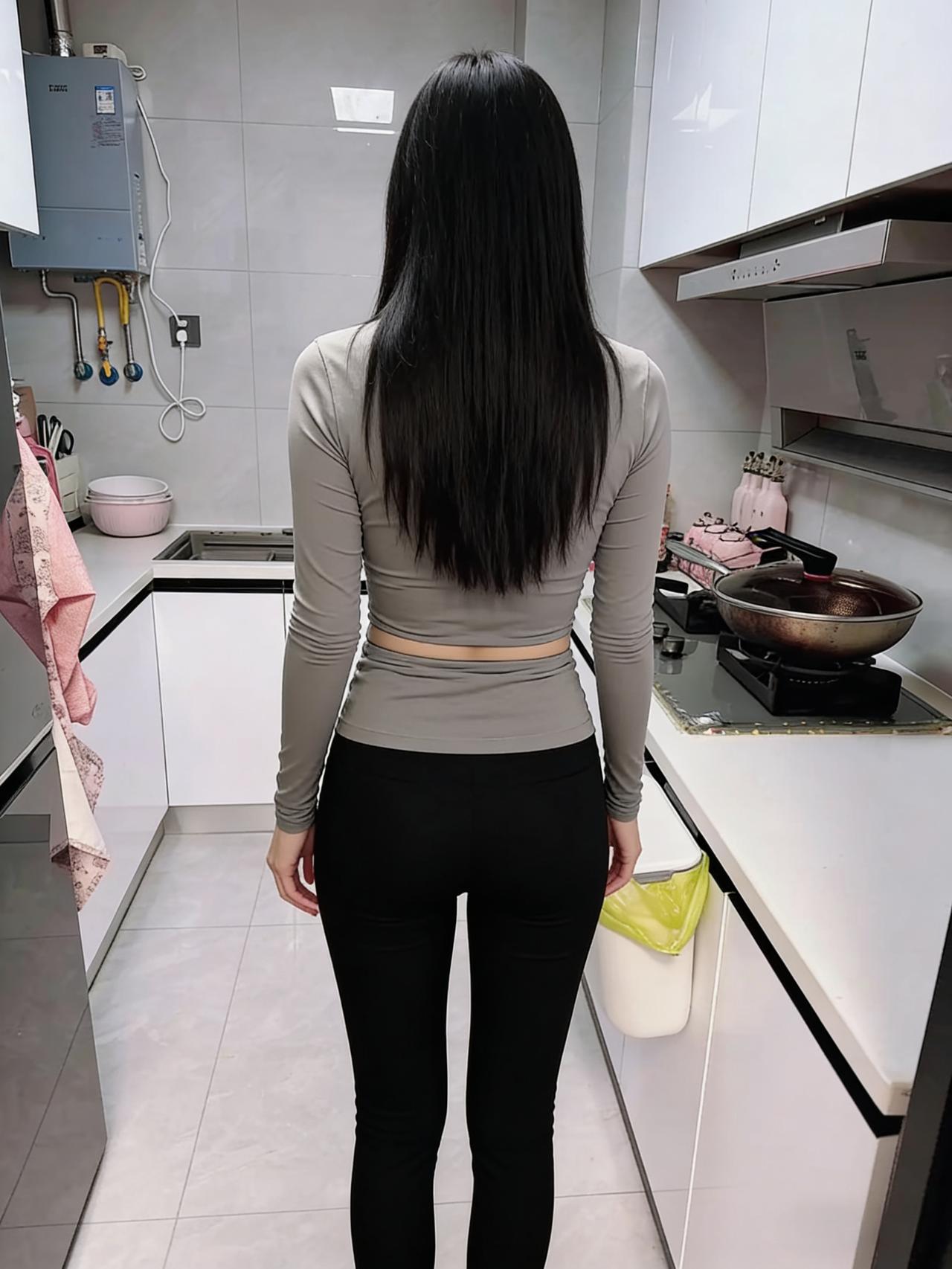 厨房烟火绕身行，背影纤纤映灶明。
慢调羹汤心自暖，人间至味是温情。