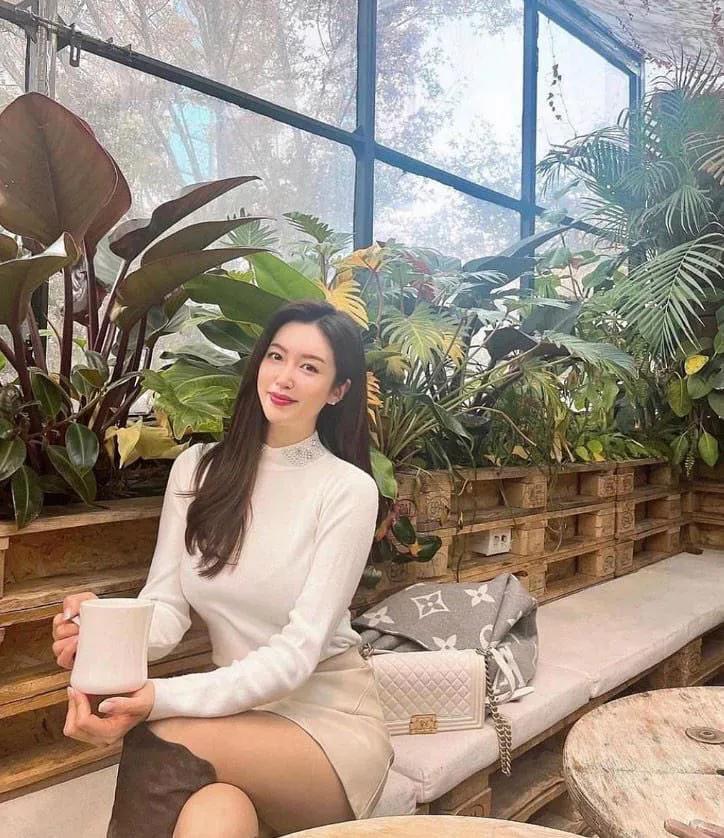 泪眼问花花不语
#云鬓香腮淡淡妆# #白衣倩影飘# #佳人心事有谁知# #孤花摇