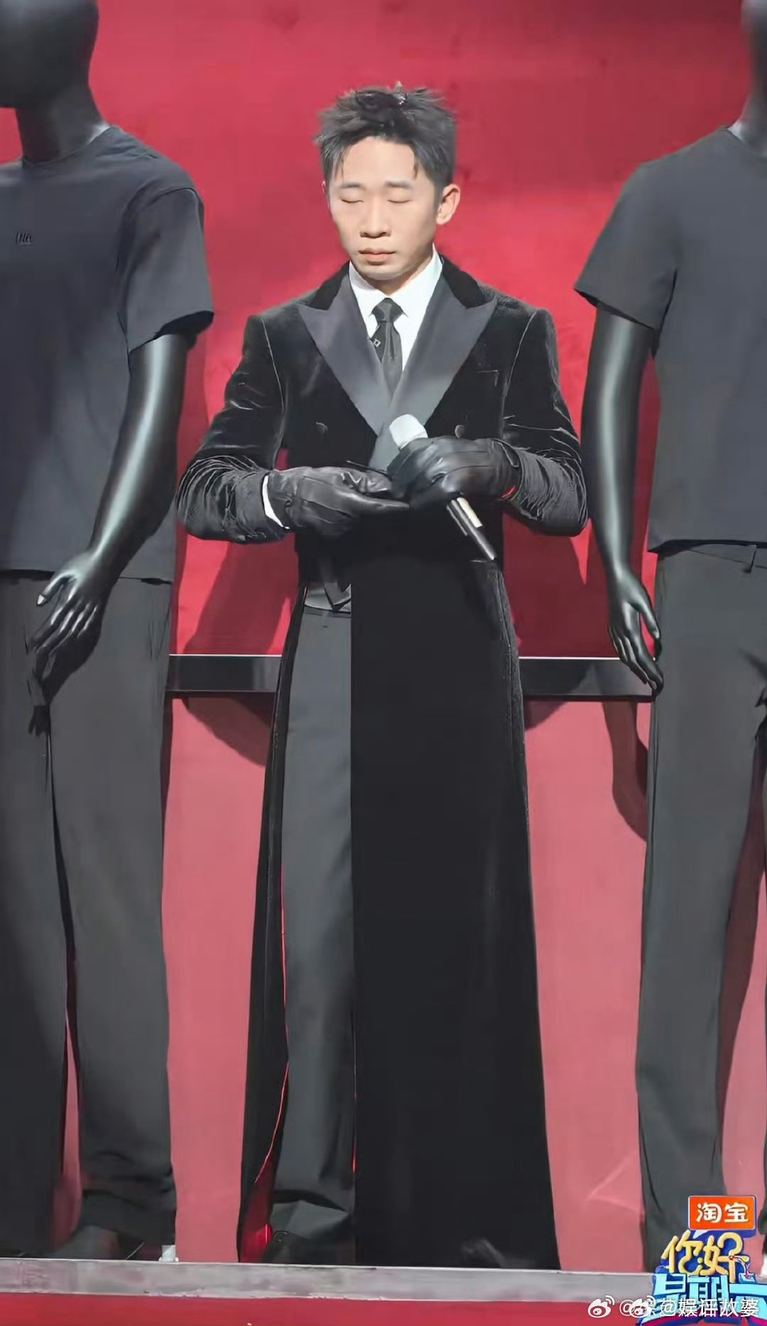 杨迪cha了张凌赫进行曲杨迪“挑战”张凌赫走秀。黑西装尽显风采，步伐努力模仿，无