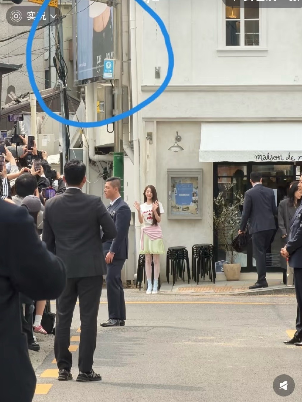 哎哟这个视频配上文案暖暖的好可爱 之前打卡拍照粉丝投的大屏和墙贴的时候应该也是这