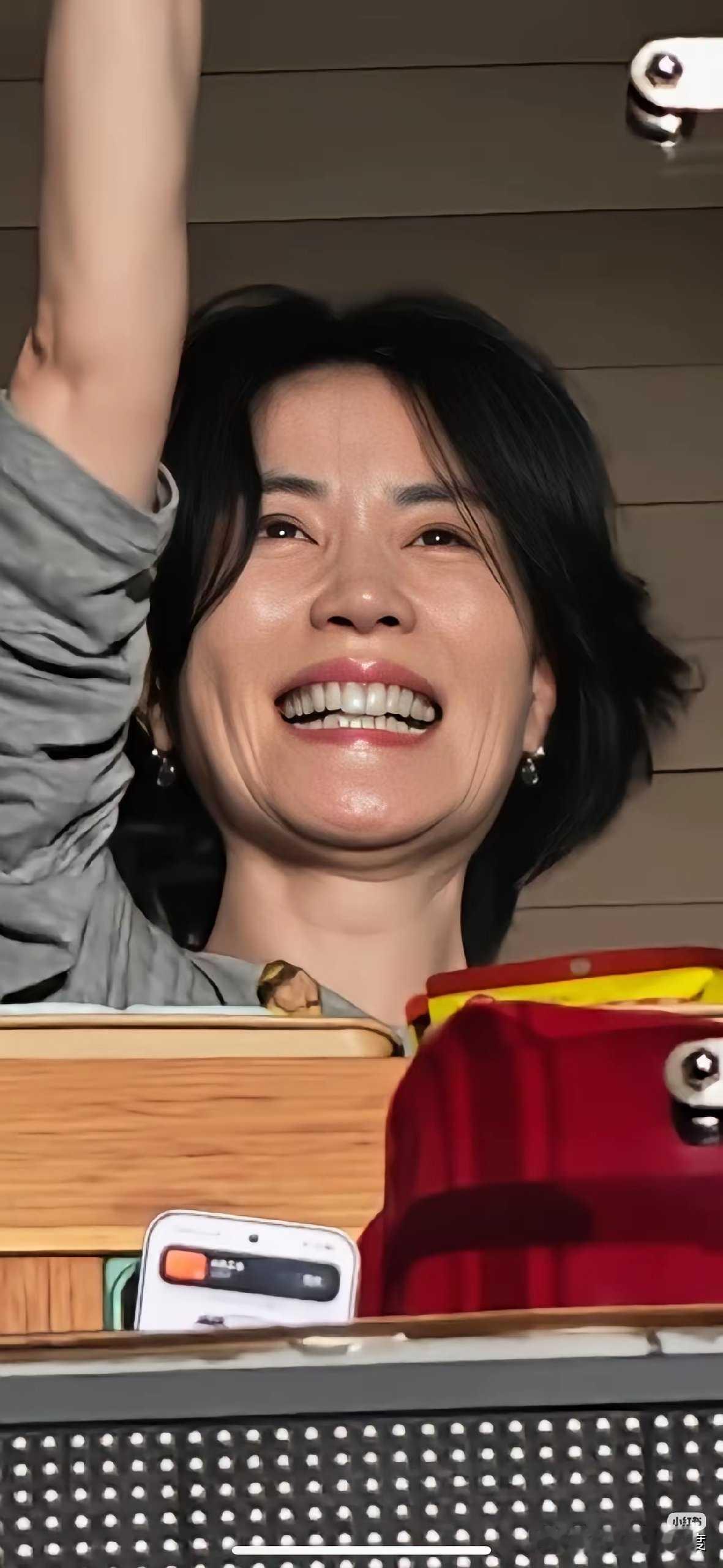 她的个人品德和专业素养，咱们没法评判，但确实长了一副好牙呀，确实让人羡慕，又白又