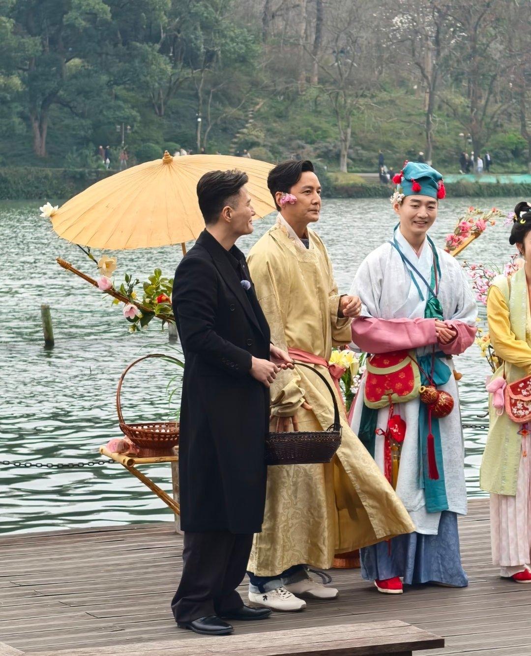 刷到吴彦祖录综艺的路透，真的又好笑又感慨。

视频里一群人围在那拍，结果一网友茫