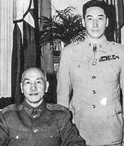 1942年潼关，一列火车上。一个上校扬手给了年轻连长一巴掌，全车厢都听见了。连长