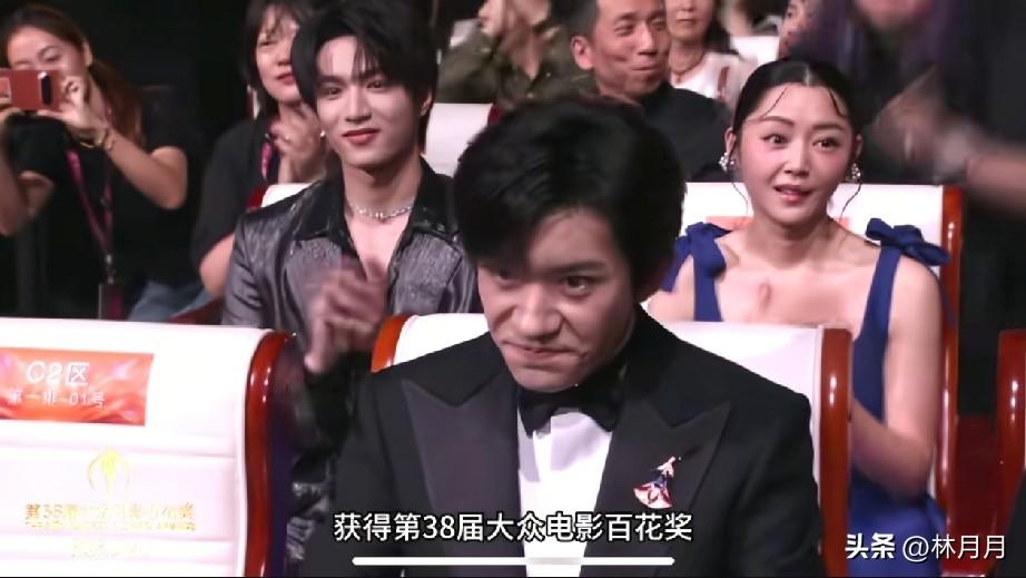 易烊千玺上台领奖的这几分钟真的是可以纳入北影教材了！

当台上的主持人，念到易烊