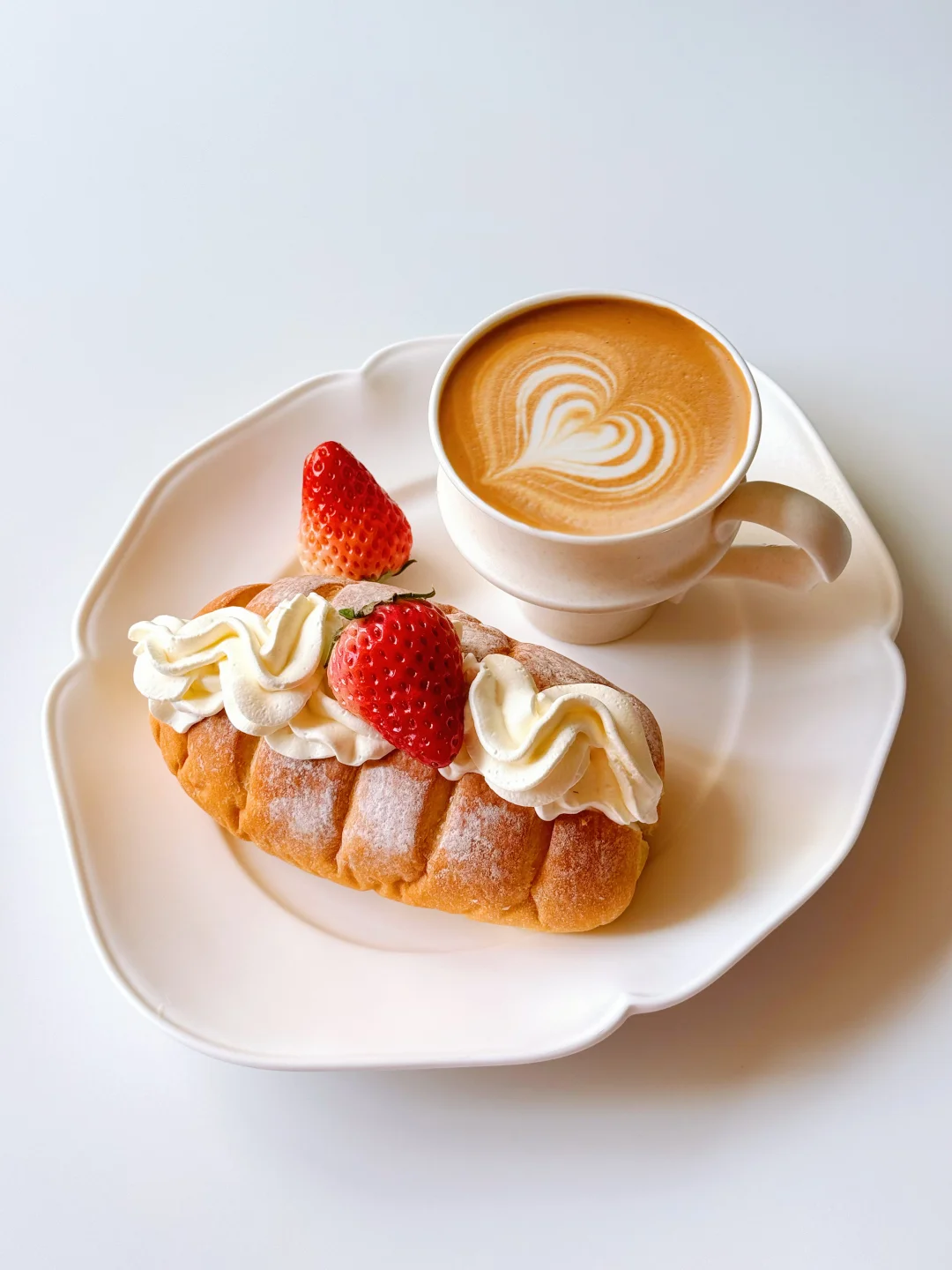 早餐 | 草莓奶油面包 🍓| 热拿铁