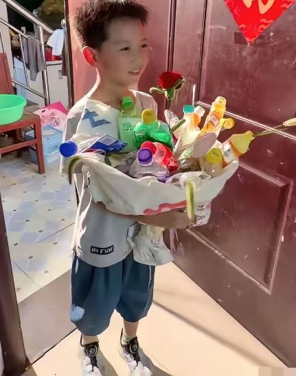 “这就是别人家的孩子吗？”河南郑州，这个8岁男孩火了！他站在围观的大学生面前，声