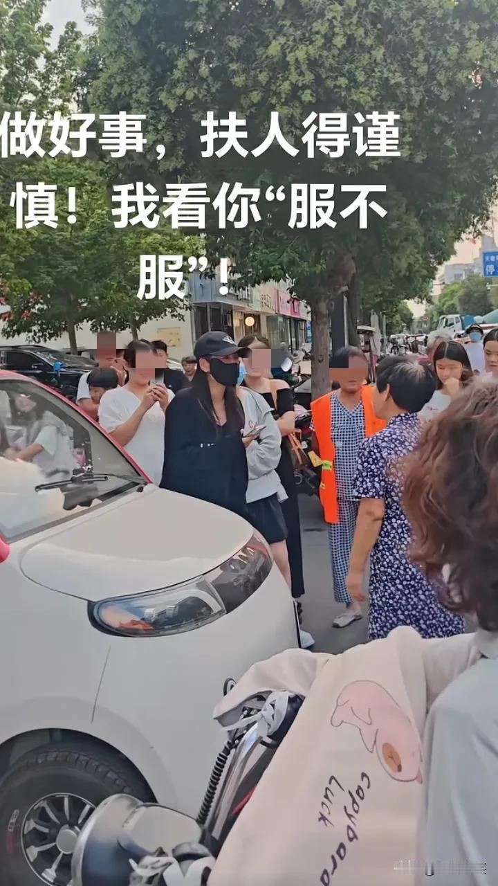 8月14日，河北邯郸，一老太太倒在马路上，开电动三轮车的黑衣女子好心将老太太扶起