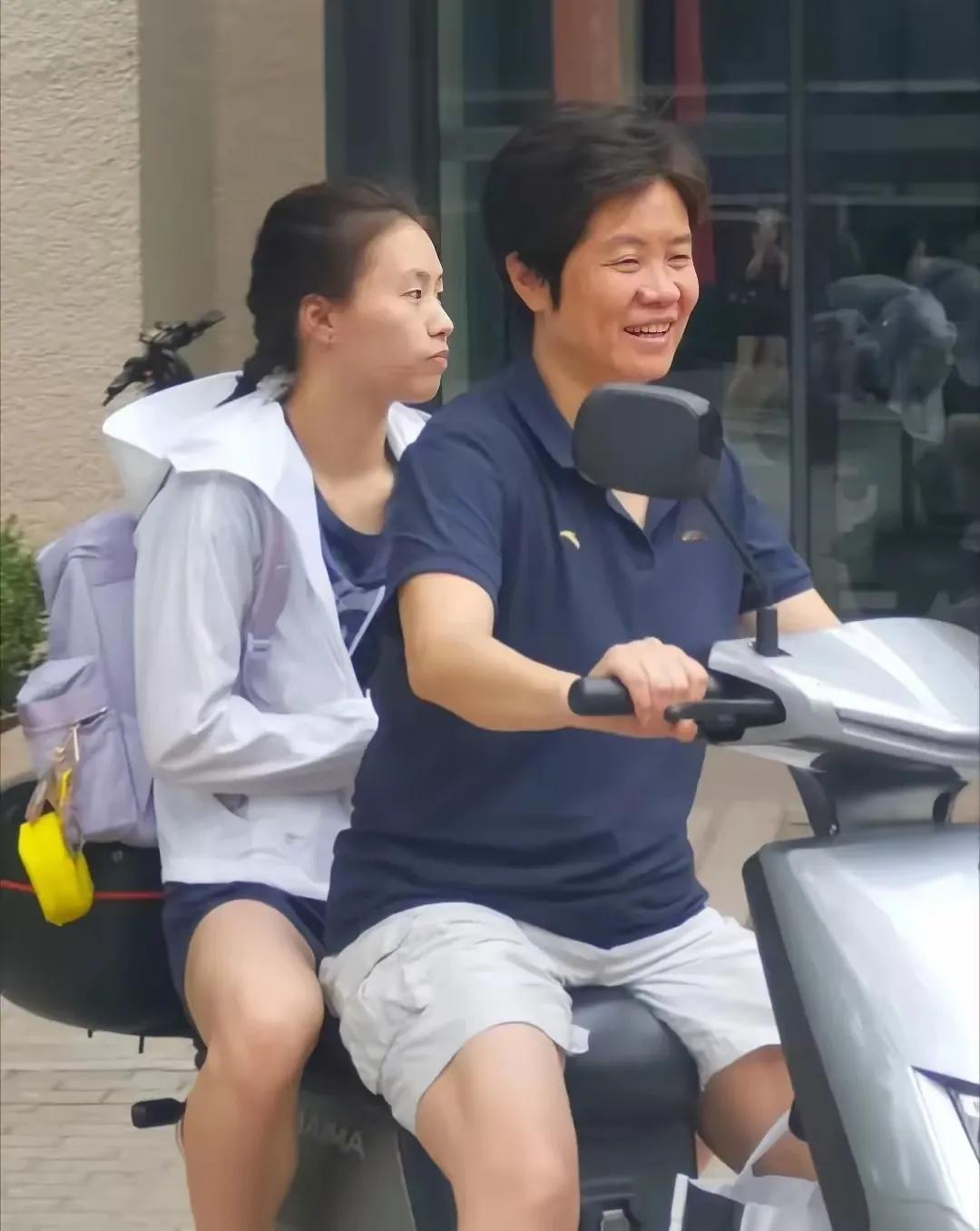 陈芋汐和教练余晓玲，骑电动车上训，像妈妈送女儿上学，温馨美好
师徒情同母女，陈芋