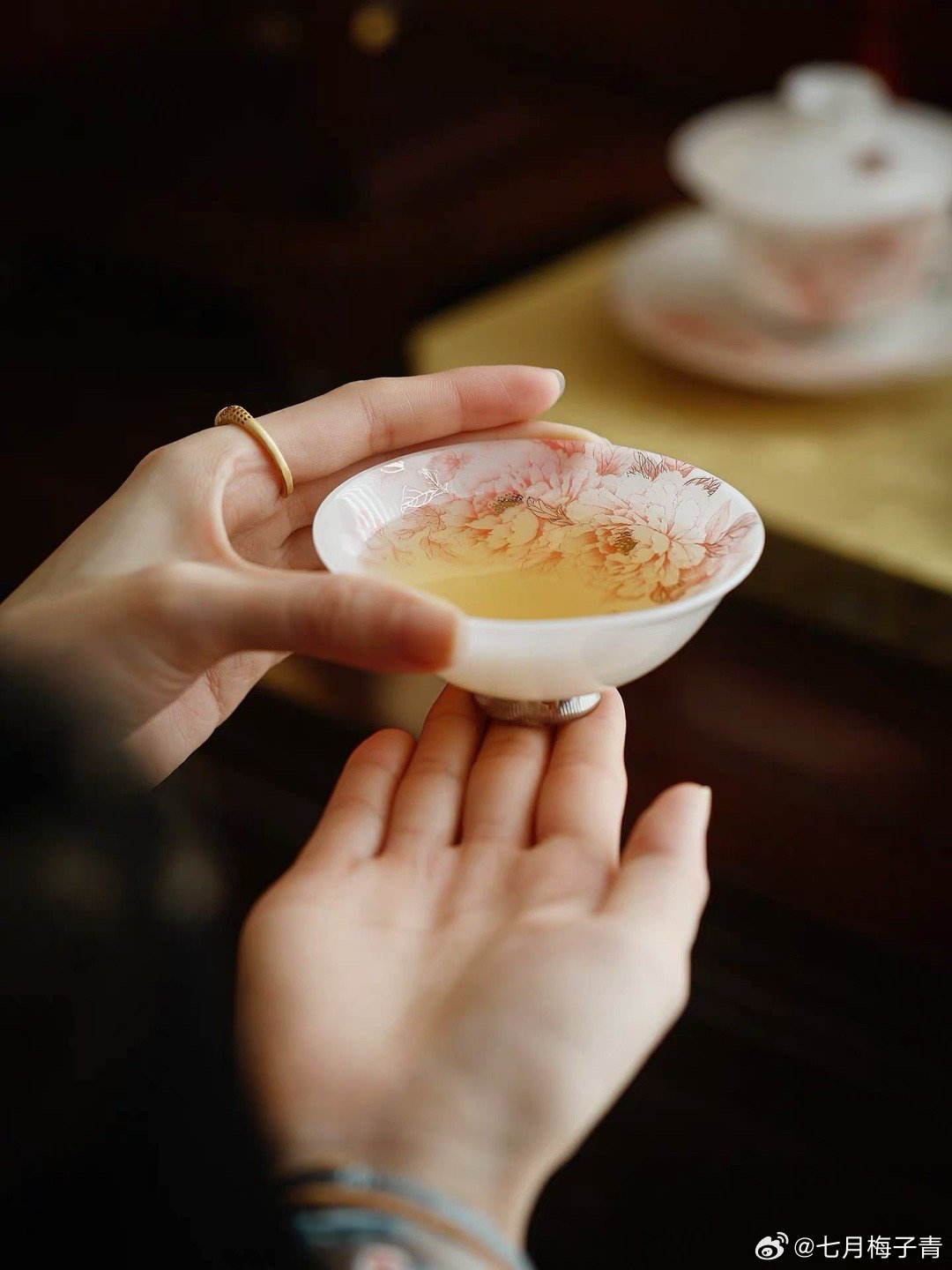 这杯子有意思的是受热以后会变得更透，被介绍逗乐了，说是新智生产力瓷。七月梅子青