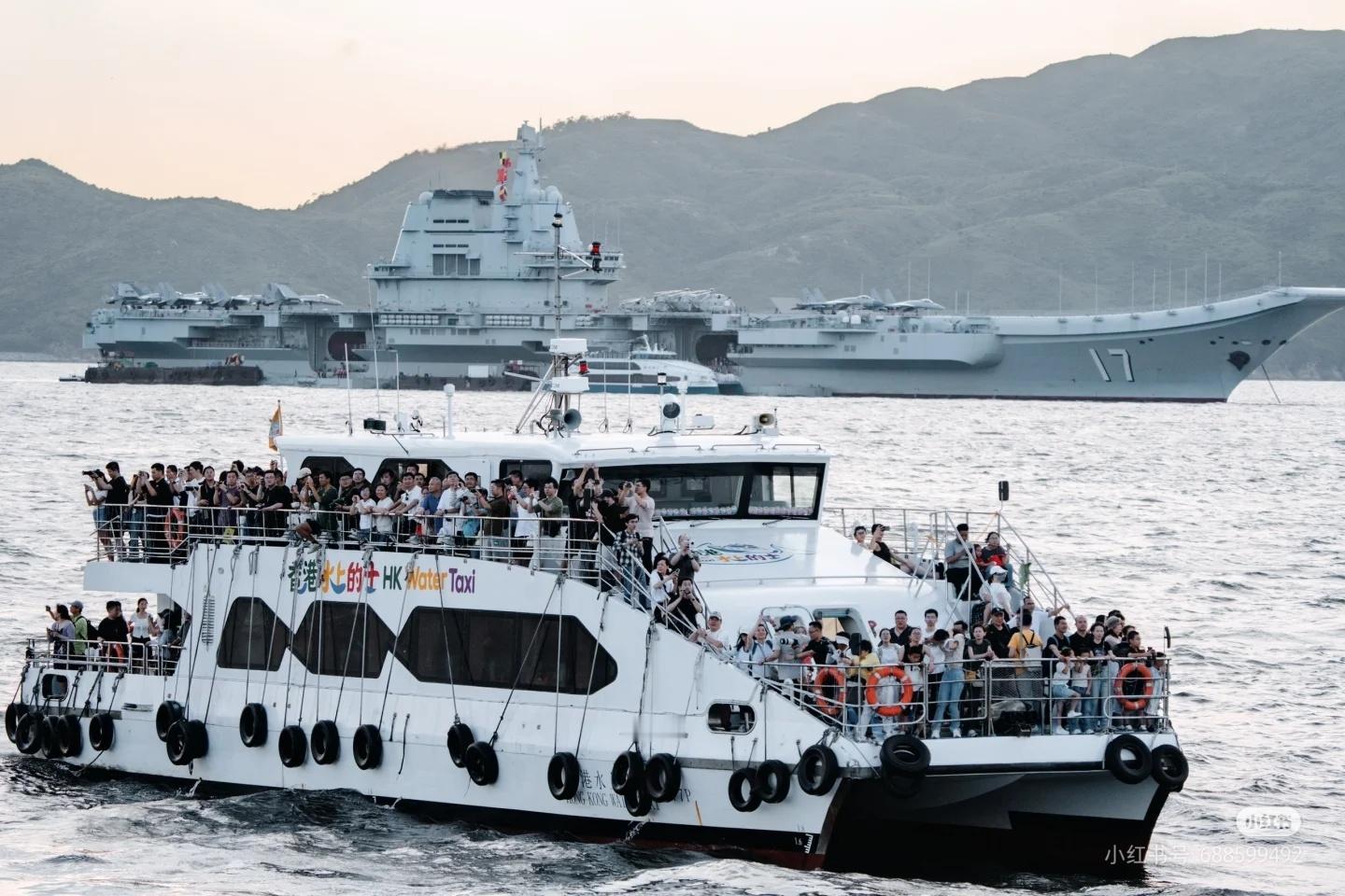 山东舰访港现场，“水上的士”客船、水警刚性充气艇、海事处和水警巡逻艇，相当热闹。