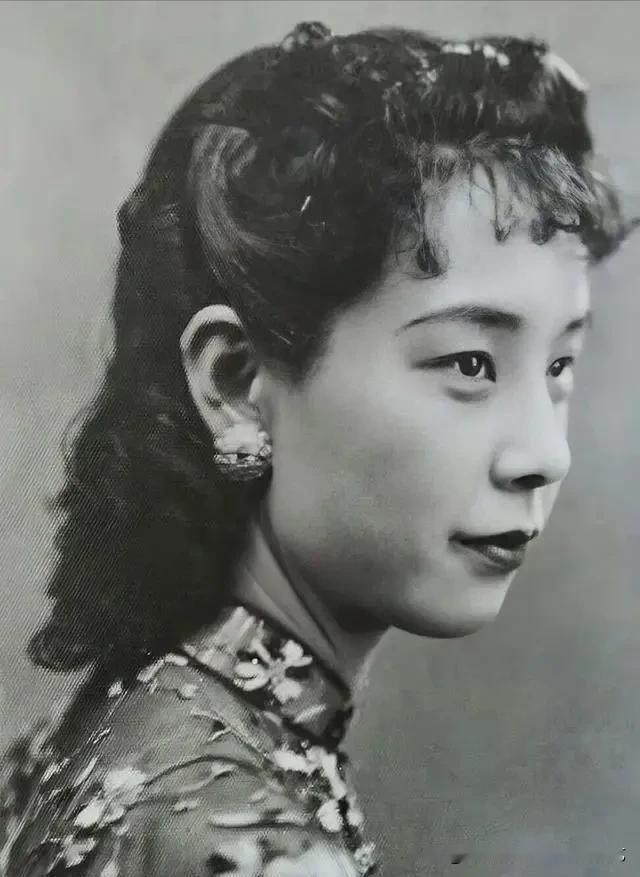 京剧奇女子新艳秋：“亚祖”名号背后的程派痴魂
 
京剧圈里有位奇女子，新艳秋！