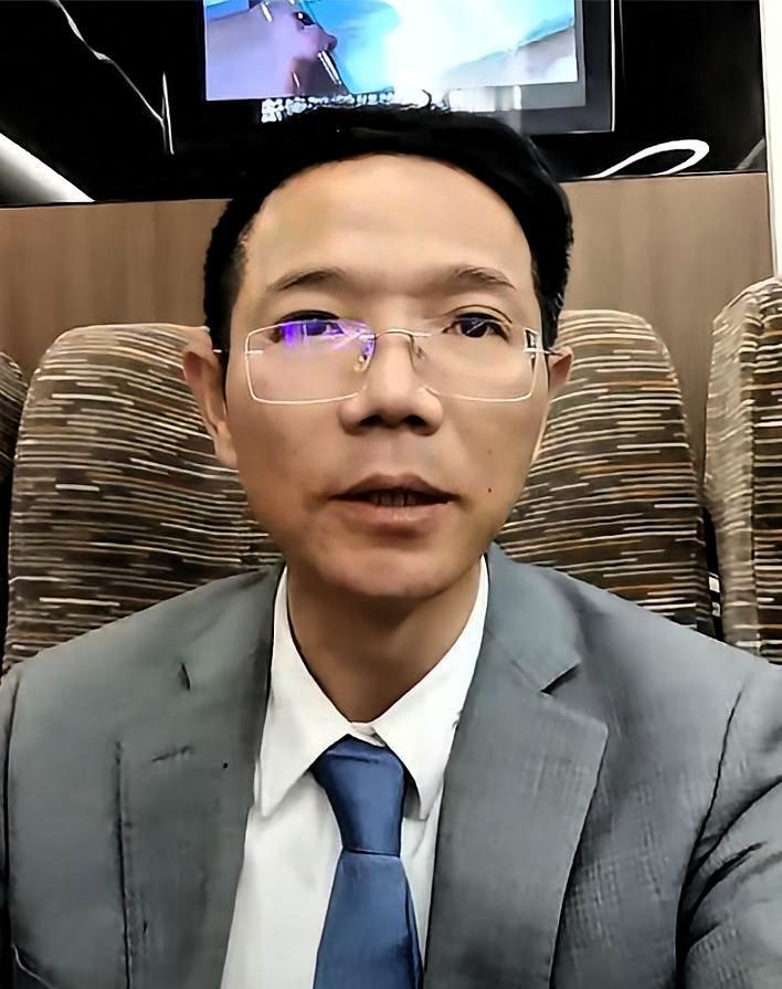 李律今晚回北京路上的直播，说得也太通透了！面对直播间的黑粉，他那番“三年心态变化