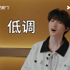 吴镇宇夸黄朔得背着余宇涵无限超越班 吴镇宇这段点评真的很真实，嘴毒的反差里藏着温