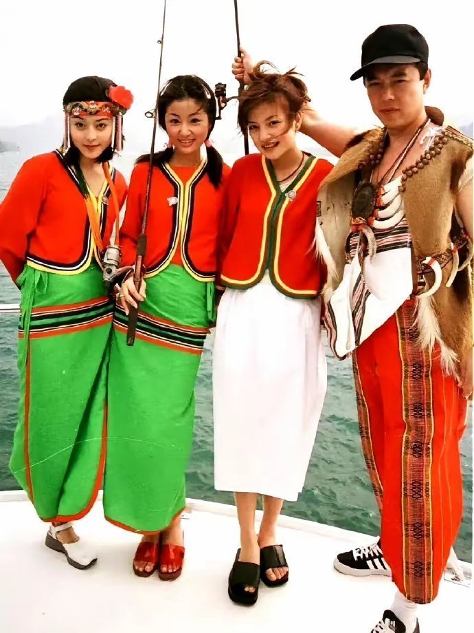 30年前《还珠格格》宣传照 穿着最土的衣服，还是挡不住美貌的袭来 
