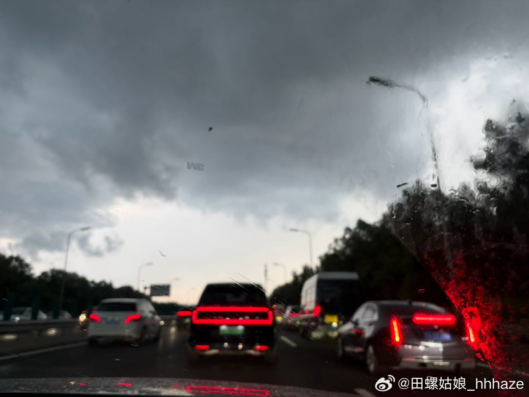 当暴雨预警的时候你约了人吃饭.. 