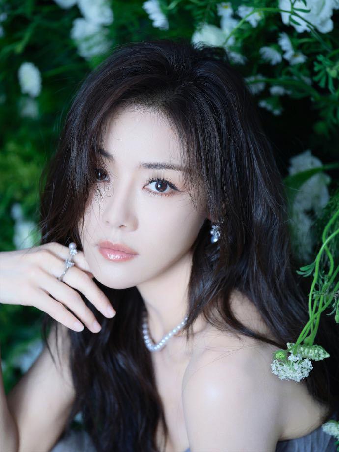 邓家佳最近的衣橱我好爱 家人们谁懂！邓家佳最近穿搭简直开挂，新电影造型风情万种，