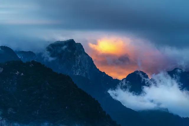 水调歌头 · 赵运判师㞧生日

作者：魏了翁

万里蜀山险，难似上青天。谁知间有