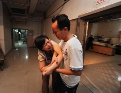 江苏的唐女士和老公正睡觉，冷不丁一陌生男子闯进卧室，脱衣脱裤还赶唐女士丈夫，这一