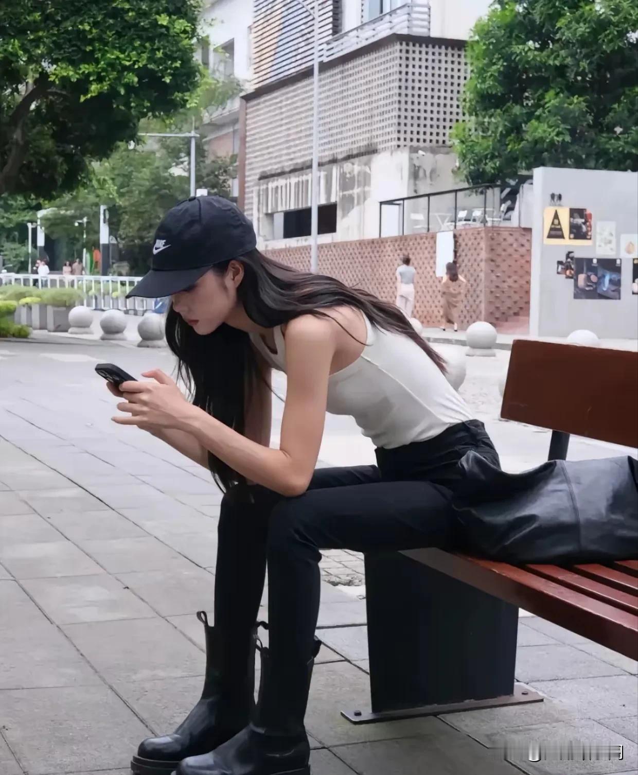这个美女简直太绝了，肤白貌美大长腿，身高怎么也在165左右，这要是一起挽着手走路