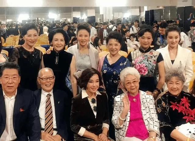 一张旧照：前排我只认出了笑容可掬的张勇手，略显拘谨的刘晓庆，满头银发的田华；后排