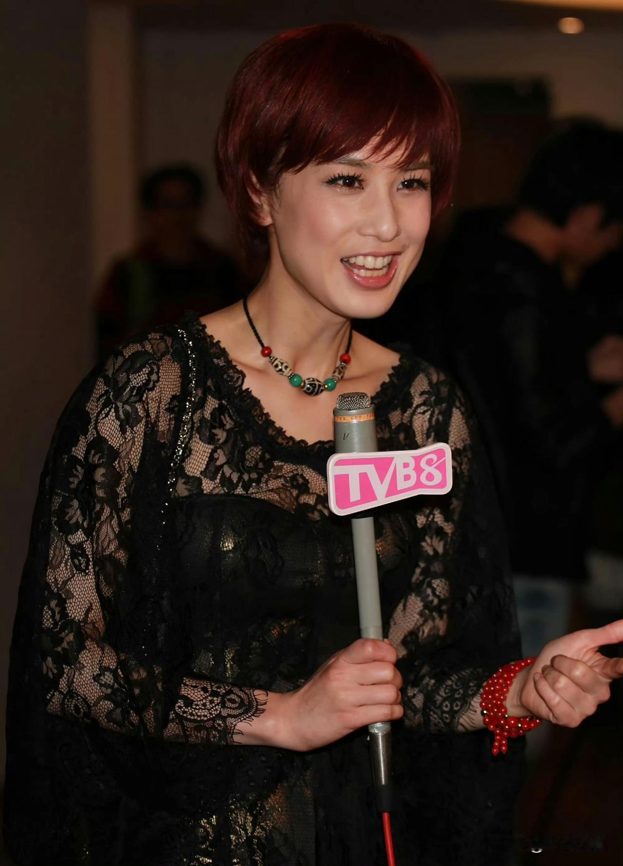 黄圣依年轻时的旧照片，虽然皮肤有点黄，但是这才是健康阳光青春真实的美！