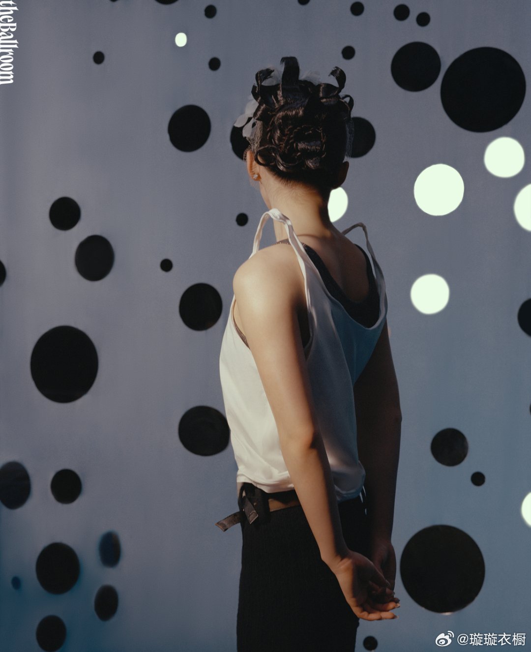 陈芋汐镜面映出双生魅影，蓝羽轻颤似蝶翼停驻肩头 圆点画布上，背影切割出几何诗行，