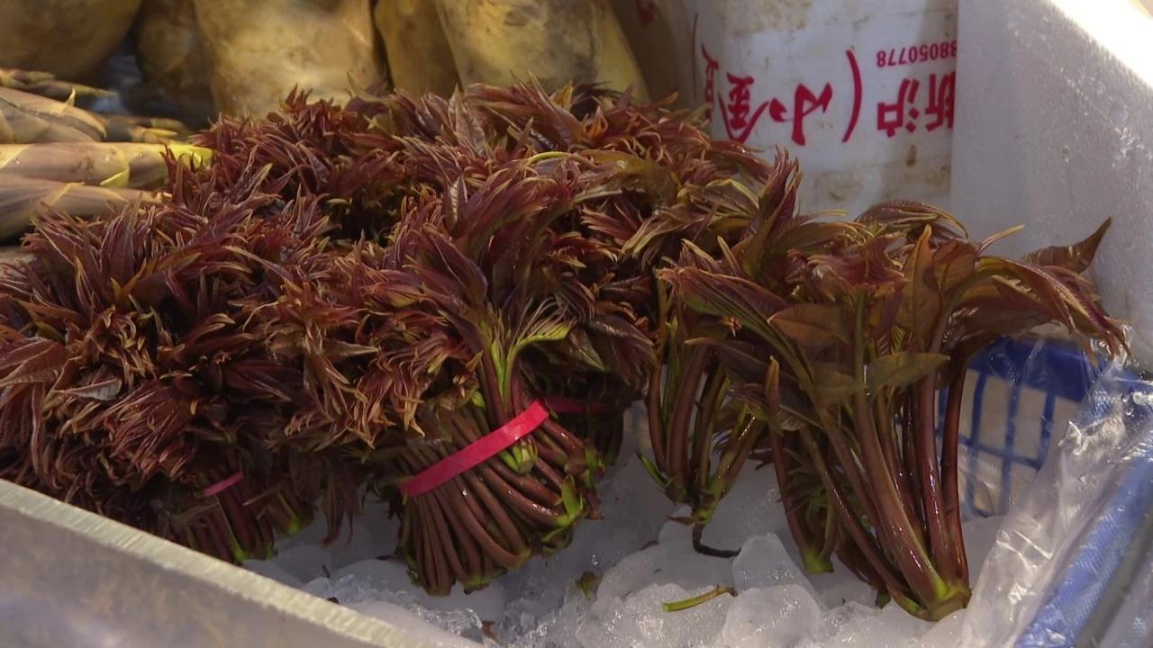 (2)当前正是香椿芽上市的季节，香椿炒鸡蛋最好吃，做法也有讲究，讲究一点做起来也