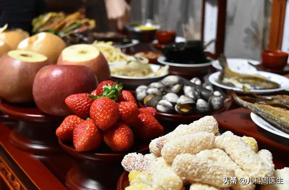 花生、坚果（如核桃、巴旦木、葵花籽）一旦存放不当，很容易发霉而感染黄曲霉素，同时