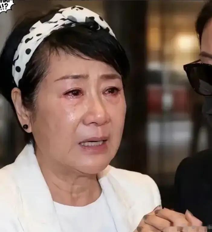 我最想不通的人，就是狄波拉了。明明离婚都31年了，却偏要在谢贤葬礼上穿一身白，被