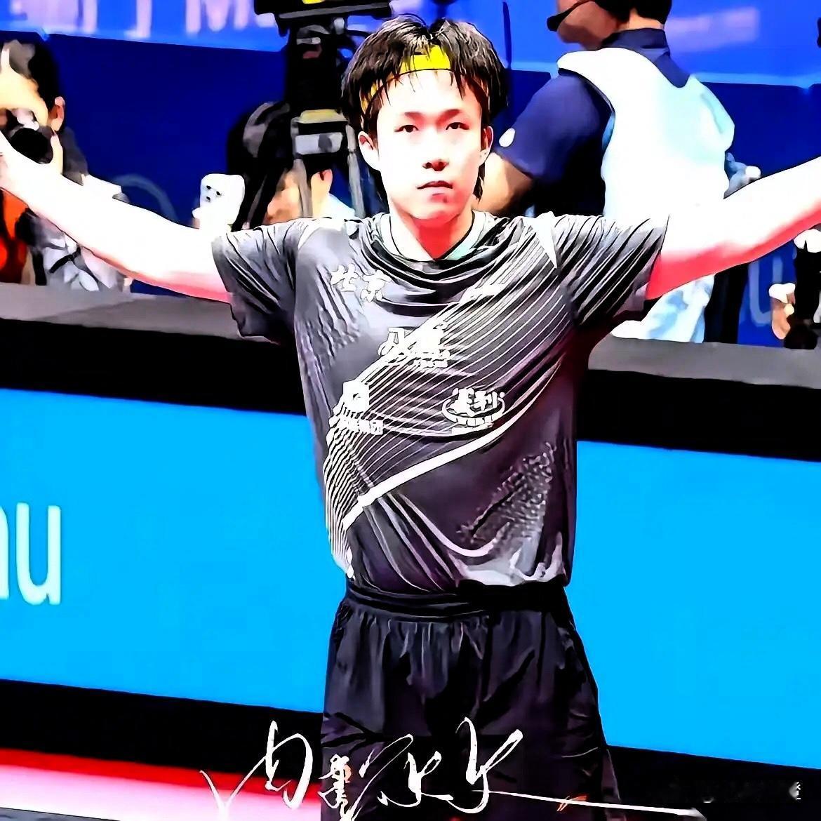 国乒的热搜炸了！
但最让人破防的不是樊振东夺冠？

答案藏在王楚钦的输球采访里。