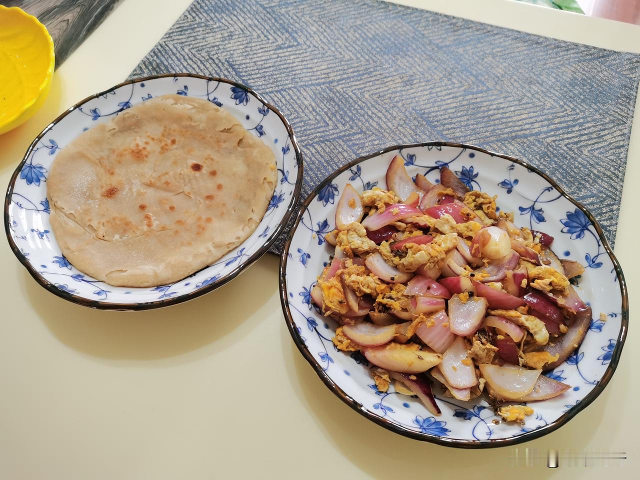 学校食堂的菜主打一个朴实。
同学打了一份土豆烧牛肉，扒拉半天找不到牛肉，就问打菜