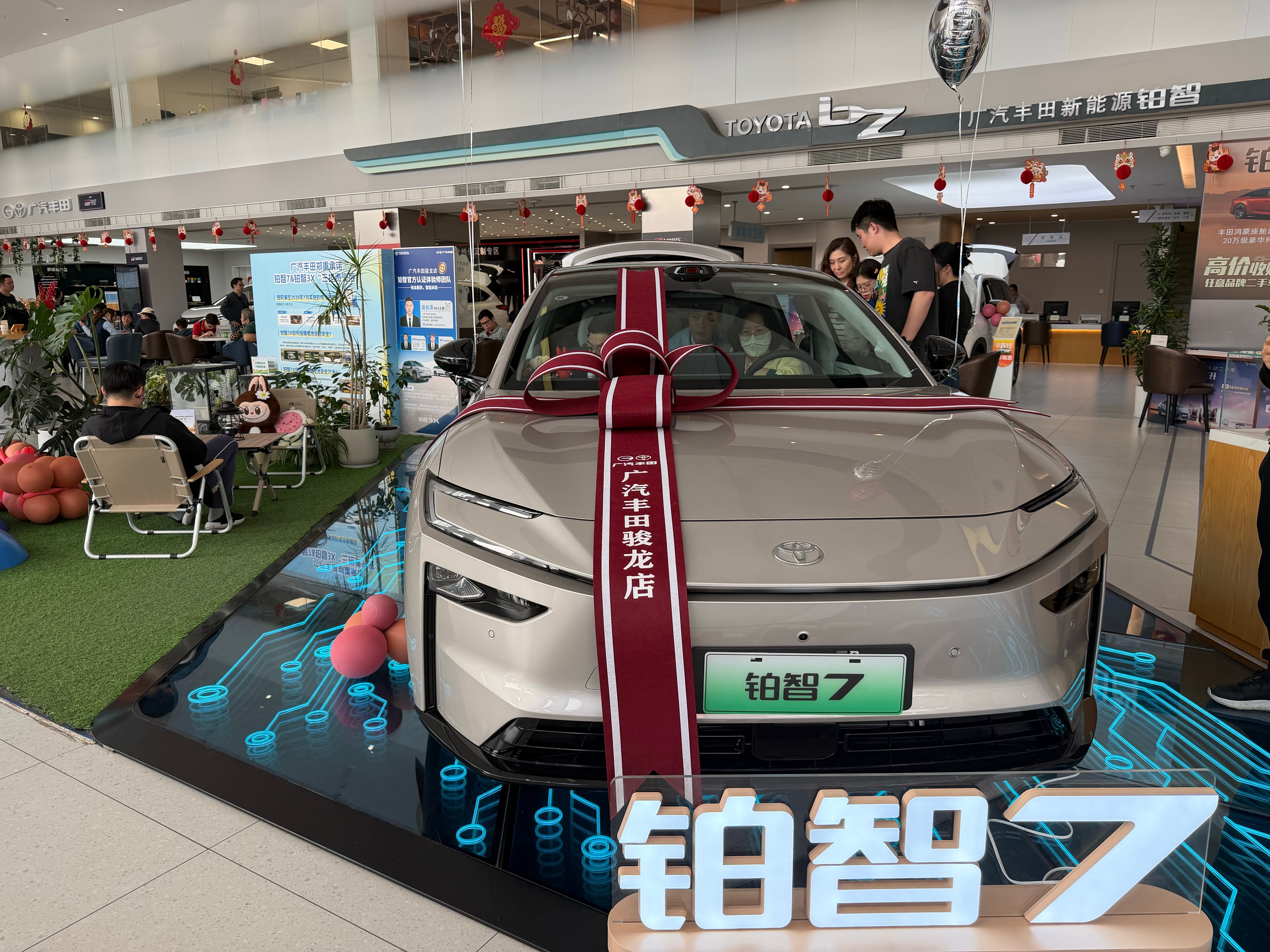 铂智7是广汽丰田智电转型重磅旗舰车型，3月5号的预售补贴权益价给了大家个惊喜，1